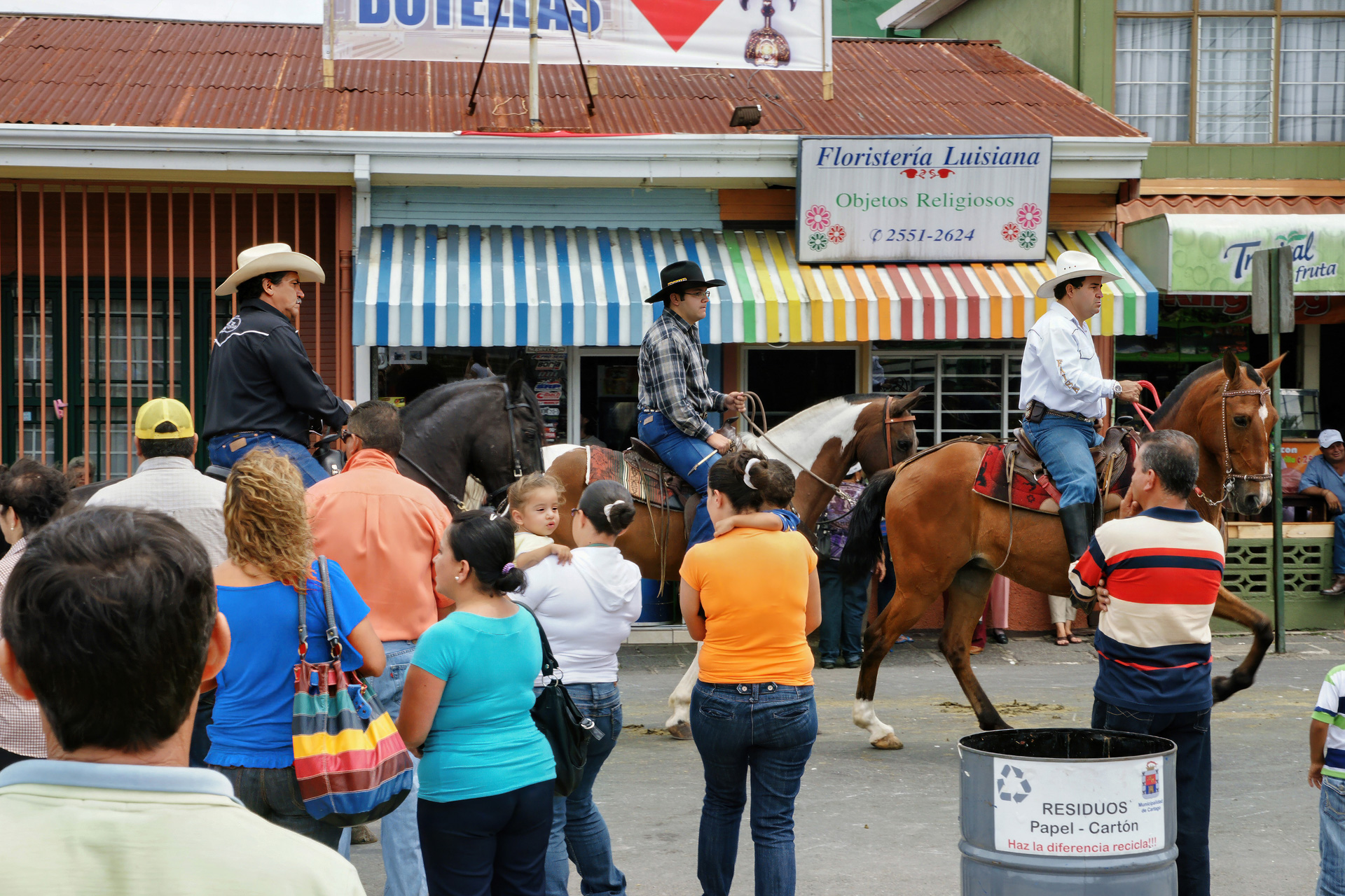 Umzug der noch immer weit verbreitet aktiven Cowboys in der Stadt Cartago